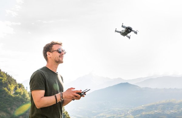 Quels sont les bénéfices d'une formation spécialisée en réparation de drones pour les techniciens?